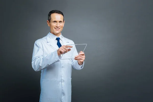 Cientista maduro posando com gadget transparente — Fotografia de Stock