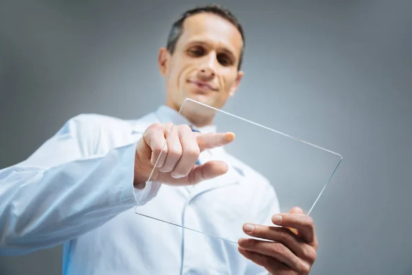 Plan à angle bas d'un scientifique mature touchant un appareil invisible — Photo