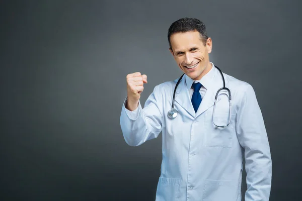 Podekscytowany mężczyzna lekarza gestykulacji podczas pozowanie na kamery — Zdjęcie stockowe