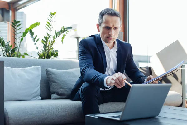 Succesvolle knappe zakenman wijzend op de laptop scherm — Stockfoto
