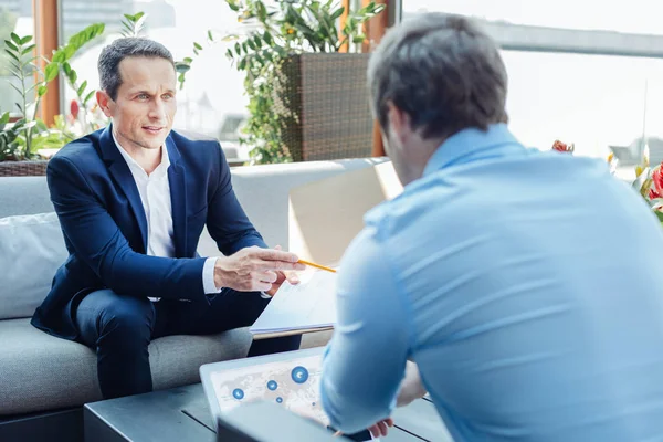 Empresarios guapos exitosos hablando entre sí — Foto de Stock