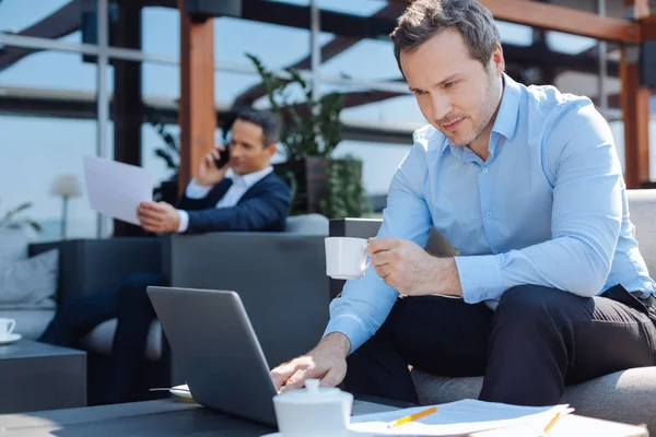 Dizüstü bilgisayar ekranına bakarak emin akıllı girişimci