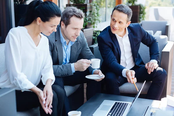 Empresarios inteligentes positivos sentados en el restaurante — Foto de Stock