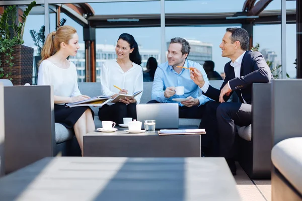 Neşeli akıllı adam kadın işaret