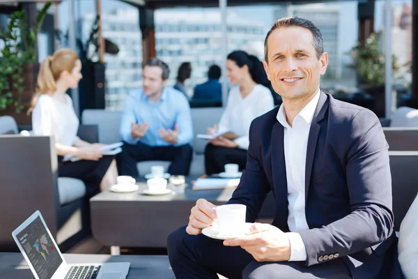 Vrolijke optimistische man droomt van zijn succes — Stockfoto