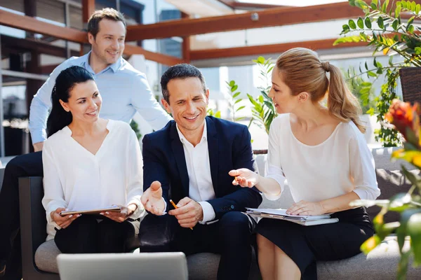 Neşeli mutlu meslektaşları bir tartışma sahip