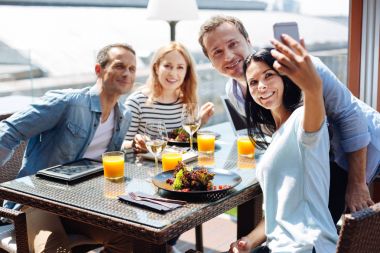 Selfie alarak mutlu pozitif arkadaşlar