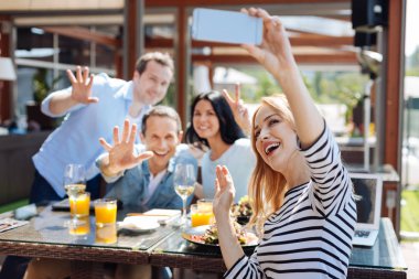 Arkadaşlar kendilerini zevk mutlu pozitif grup