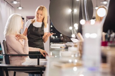 Üst düzey Bayan makyaj fikirler onun makyaj sanatçısı ile tartışıyor