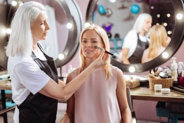 Üst düzey Bayan toz istemcileri yanakları için uygulama