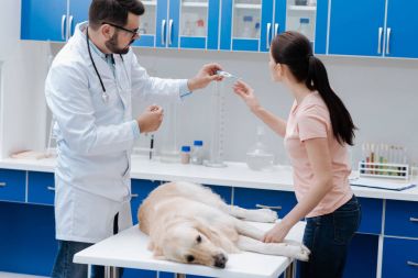 Onun hasta için özenli adam gösteren termometre