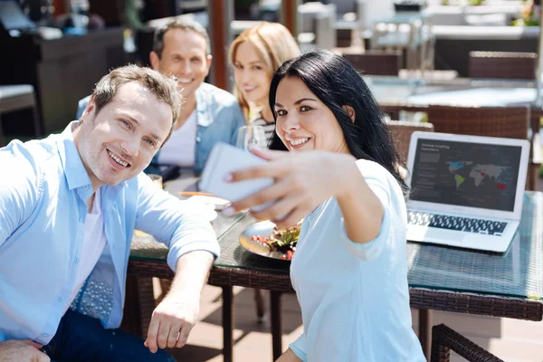 Onun smartphone tutan neşeli güzel kadın