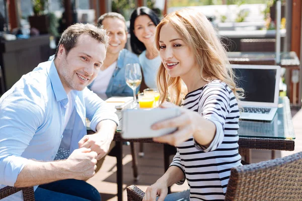 Fotoğraf çekmek olumlu neşeli arkadaşları