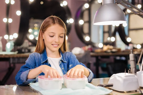 Bastante adolescente preparando sus uñas para la manicura —  Fotos de Stock