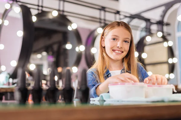 Bir kase içinde parmakları iliklerine kadar çok güzel kız