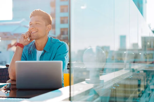 Glückliche Universitätsstudentin telefoniert im Freien — Stockfoto