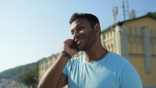 Uśmiechający się młody człowiek Indian rozmawia przez telefon — Wideo stockowe