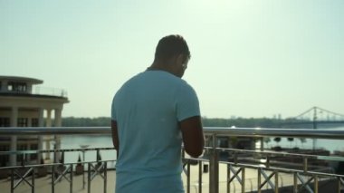 Yakışıklı adam yürüme ve gönderici ve arka görünüm