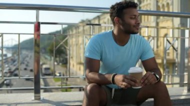 Beton bankta oturan hoş adam rüya