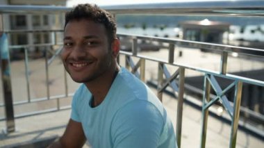 İyimser Hintli adam açık havada iyi vakit yakın çekim