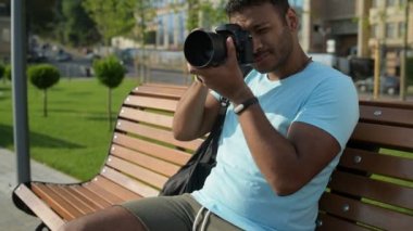 Yetenekli genç Hintli adam açık havada çekim