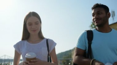 Mutlu genç çift dışında zaman harcama