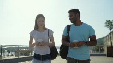 Hoş zevk arkadaşlarım dışarıda konuşmak