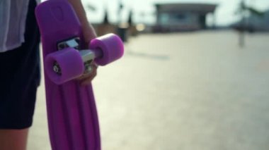 Arkadan görünüş çekici kız bir kaykay binmek planlama