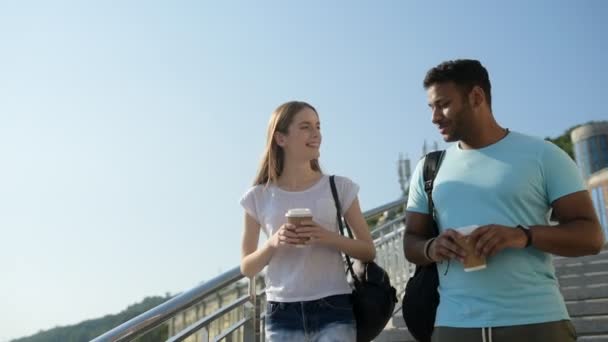 Menina encantadora conversando com cara alegre no ambiente da cidade — Vídeo de Stock