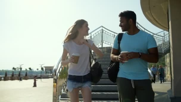 Забавная улыбающаяся пара делится эмоциями на улице — стоковое видео