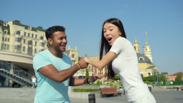 Entuzjastycznie Asian girl, jazda na deskorolce na tle miasta — Wideo stockowe