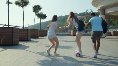 Arkadan görünüş eğlenerek öğrenci şehri çevreleyen iyi vakit geçiriyor