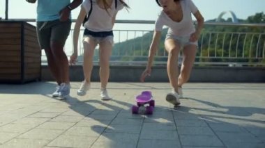 Neşeli arkadaşları birlikte şehri çevreleyen çalışan