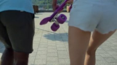 Arkadan Görünüm iyimser arkadaş şehir yol yürüyüş