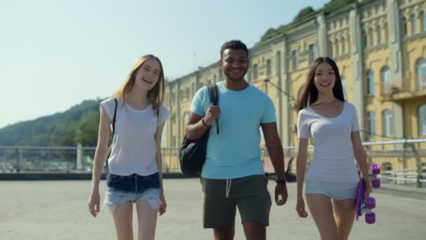 Estudiantes optimistas mirándote y sonriendo — Vídeos de Stock