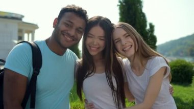 Sarılma ve gülümseyen iyimser kaygısız arkadaşlar