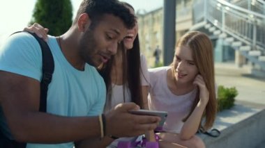 Genç adam ve güzel kızlar seyir telefon yakın çekim