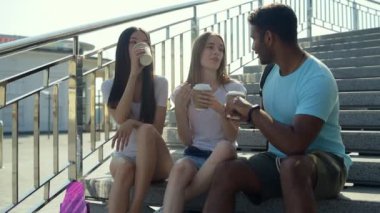 Hoş öğrenciler açık havada kahve içme