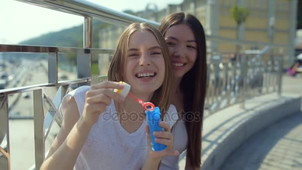 Süßes Mädchen bläst schöne Blasen in die Luft — Stockvideo