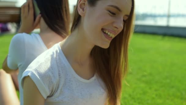 Primer plano de chicas jóvenes sociables descansando cerca unas de otras — Vídeos de Stock