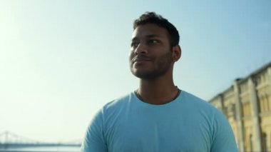 Rahat hoş adam açık havada yürüyüş