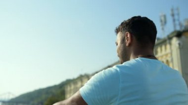 Genç bir adamın dışında yürüyüş arkadan görünüş