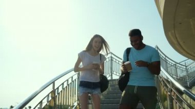 İki arkadaş açık havada hoş sohbet