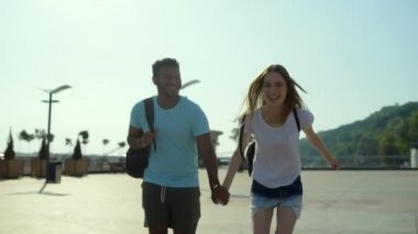 Mutlu aşıklar kentsel arka planda çalışan