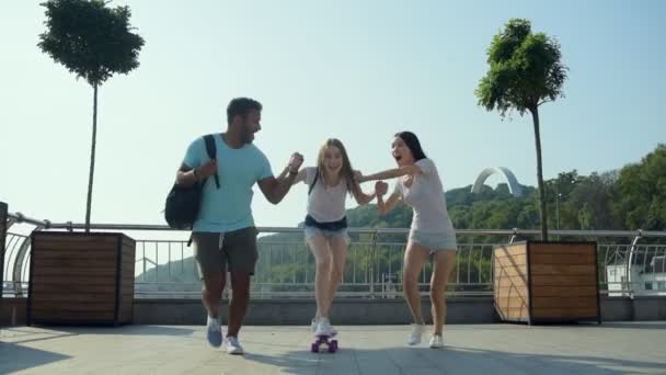 Fieles amigos ayudando a una hermosa chica con skate — Vídeos de Stock