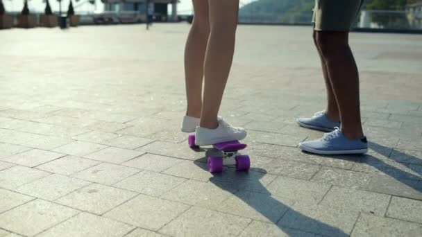 Młoda dziewczyna uprawiania skateboardingu z umiejętnego instruktora — Wideo stockowe