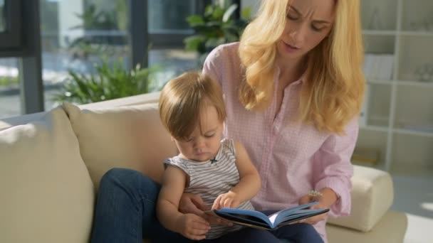 Cuidadosa madre leyendo cuentos al niño — Vídeo de stock