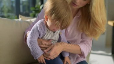 Genç anne soyunma yaramaz çocuk evde