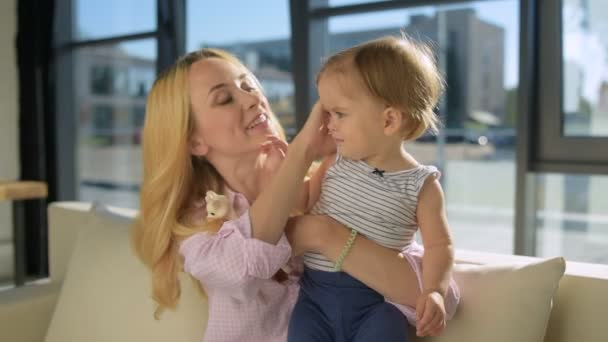 Mère heureuse avec fille agréable à la maison — Video