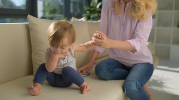 子供の手を握ってプリティウーマンのクローズ アップ — ストック動画